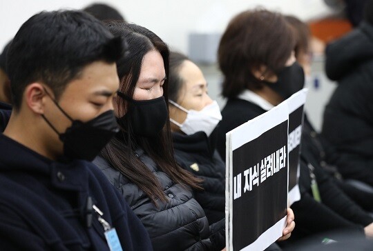 지난 1일 국회에서 열린 용산 이태원 참사 진상규명과 재발방지를 위한 국정조사 특별위원회 유가족 간담회에서 참석한 한 유가족이 눈물을 흘리고 있는 모습. 사진=박은숙 기자