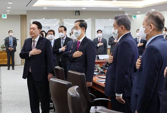 윤석열 대통령이 13일 오전 서울 용산 대통령실 청사에서 열린 국무회의에서 국기에 대한 경례를 하고 있다. 사진=연합뉴스