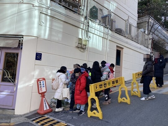 언북초등학교에 다니는 자녀를 둔 학부모들은 학교 인근에 인도가 없고 길이 좁아 늘 위험했다고 입을 모았다. 사고 현장 인근에 생긴 추모 공간에 모인 학생들. 사진=이현이 인턴기자