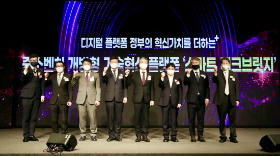 기념식 장면. 오른쪽 네 번째부터 김종호 기술보증기금 이사장, 김우순 중소벤처기업부 기술혁신정책관. 사진=기술보증기금 제공