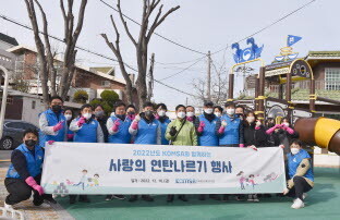 한국해양교통안전공단은 연말을 맞아 ‘사랑의 연탄나르기’ 봉사활동에 참여했다. 사진=KOMSA 제공