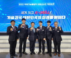 에몬스 김경수 회장(왼쪽에서 세 번째)이 16일 경기도 성남시 한국잡월드에서 열린 국제기능올림픽 선수단 격려 오찬에서 선수 및 지도교사를 격려하고 함께 기념 촬영을 하고 있다. 사진=에몬스 제공