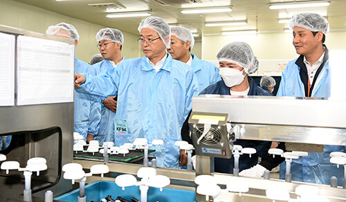 이철우 지사가 지난 16일 베트남 박닌성에 소재한 경북 진출기업인 '엠텍'을 방문해 생산시설를 견학하고 있다. 사진=경북도 제공