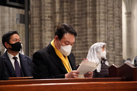 대선후보 시절인 2021년 성탄 전야에 명동성당 미사에 참석했던 윤석열 대통령. 사진=윤석열 캠프 제공