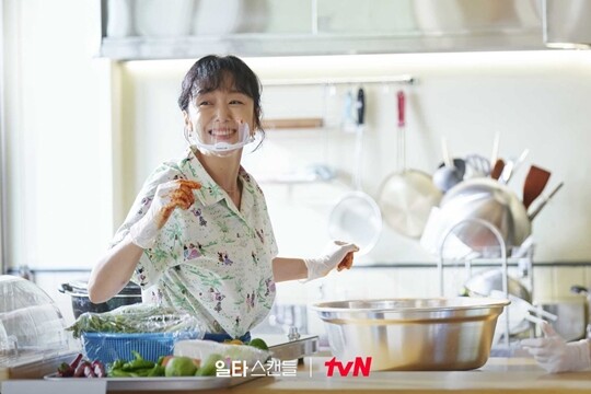 전도연은 1월 14일 시작되는 tvN 토일드라마 ‘일타 스캔들’에서 핸드볼 국가대표였지만 가족을 위해 이를 포기하고 반찬가게를 운영하는 남행선을 연기한다. 사진=tvN ‘일타 스캔들’ 홈페이지