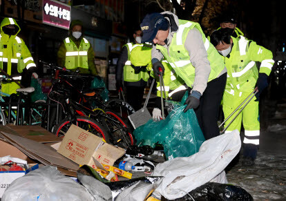 유정복 인천시장은 2일 새벽 환경공무관들과 함께 인천논현역 일대에서 생활쓰레기 수거와 도로환경정비를 실시했다. 사진=인천시 제공