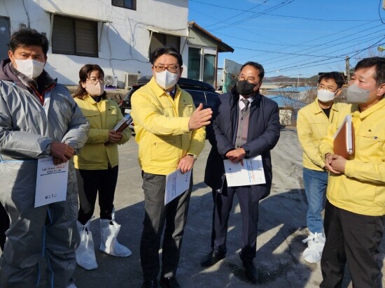 산란계 농장 방문 모습. 사진=김해시 제공