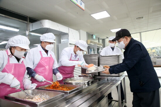 홍태용 김해시장의 배식봉사 장면. 사진=김해시 제공