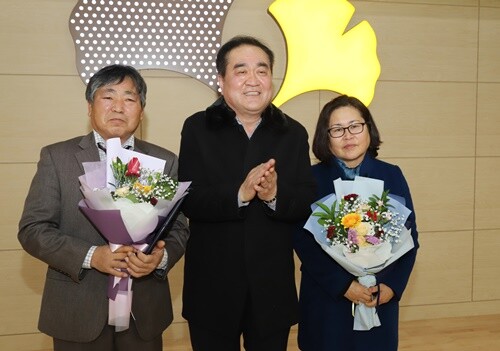 김영태 양평부군수가 문창현 다문4리 새마을지도자와 방춘옥 삼성2리 부녀회장에게 군수 표창을 전수했다. 사진=김현술 기자
