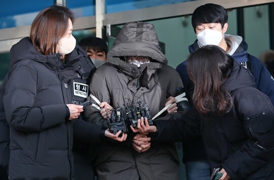 택시기사 및 전 동거녀 살인사건의 피의자 이기영은 신상정보 공개가 결정됐지만 취재진 앞에서 얼굴을 꽁꽁 숨겼다. 이로 인해 피의자의 머그샷 공개도 화두가 되고 있다. 사진=임준선 기자