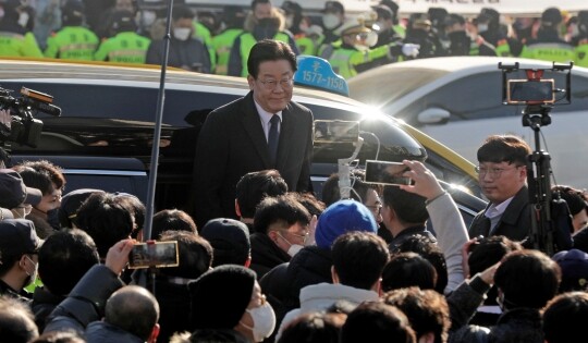 1월 10일 이재명 대표가 검찰 소환조사에 출석하기 위해 경기도 성남시 수원지검 성남지청 정문 앞에 도착해 차량에서 내리고 있다. 사진=사진공동취재단