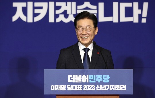 이재명 더불어민주당 대표가 12일 서울 여의도 국회 사랑재에서 열린 신년 기자회견에서 취재진의 질문을 받고 있는 모습. 사진=박은숙 기자
