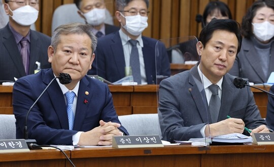 1월 6일 국회에서 열린 용산 이태원 참사 진상규명과 재발방지를 위한 국정조사 2차 청문회에 이상민 행안부 장관(왼쪽)과 오세훈 서울시장이 증인으로 참석했다. 사진=연합뉴스