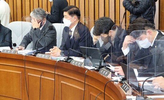 1월 12일 국회에서 열린 용산 이태원 참사 진상규명과 재발방지를 위한 국정조사특별위원회 공청회에서 더불어민주당 의원들이 한 진술인의 발언을 듣고 있다. 사진=연합뉴스