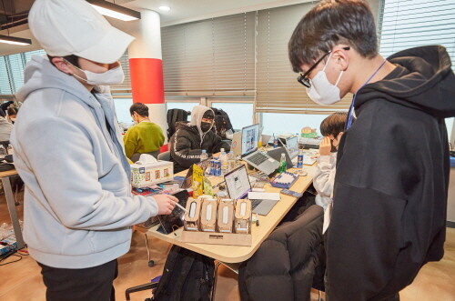 이노씽크 메이커톤(InnoThink Makeathon)에 참여한 학생들이 프로토타입(시제품)에 대한 의견을 주고받고 있다. 사진=인하대 제공