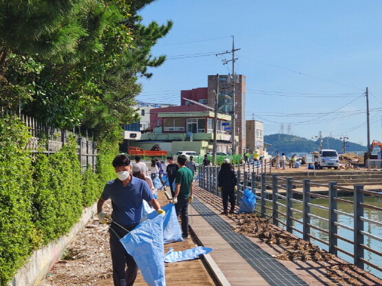 지난해 추석을 맞어 기장군 직원과 봉사단체가 환경정비에 나선 모습. 사진=기장군 제공