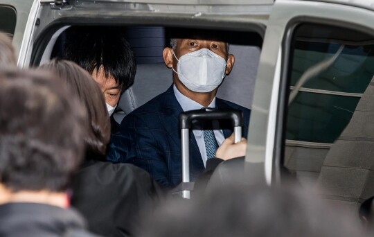 양선길 현 쌍방울그룹 회장이 17일 오전 인천국제공항 제1여객터미널을 통해 귀국, 검찰 수사관에게 체포돼 호송차량에 탑승하고 있다. 사진=최준필 기자