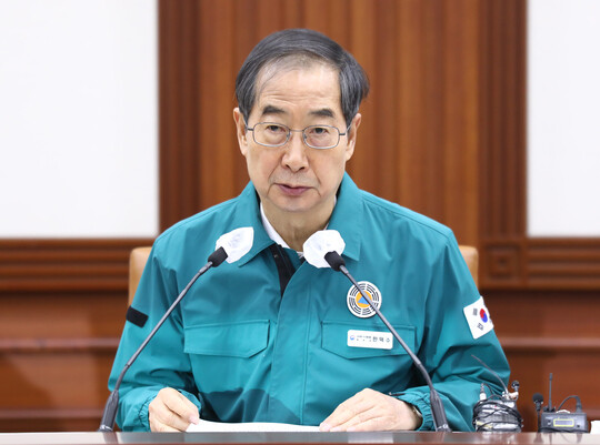 한덕수 국무총리가 20일 오전 서울 종로구 세종대로 정부서울청사에서 열린 코로나19 중앙재난안전대책본부 회의에서 모두 발언을 하고 있다. 사진=임준선 기자