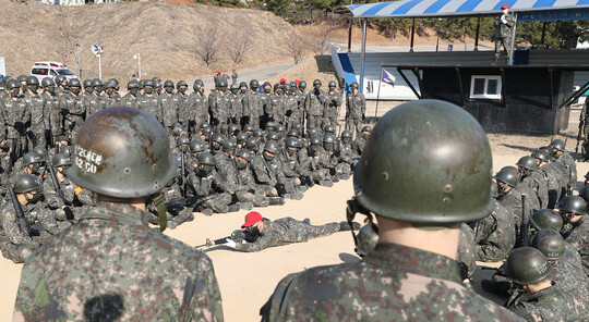 경남 창원시 진해구 해군교육사령부에서 3주 차 각개전투 훈련에 앞서 총기 파지법 등을 조교에게 배우고 있다. 사진은 기사의 특정 내용과 관련없음. 사진=연합뉴스