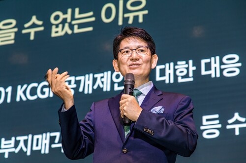 강성부 KCGI 대표가 지난 2020년 12월  20일 오전 서울 영등포구 여의도 글래드호텔에서 열린 '한진그룹 정상화를 위한 주주연합 기자간담회'에서 취재진의 질문에 답하고 있다. 사진=최준필 기자