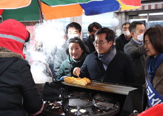 1월 18일 용인 중앙시장을 찾은 김동연 경기도지사. 사진=경기도 제공