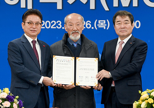 경북도와 김천시, ㈜새빗켐 간 이차전지용 전구체 복합액을 포함한 이차전지 리싸이클링 공장 건립을 위한 투자양해각서 체결식이 26일 경북도청에서 열리고 있다. 사진 왼쪽부터  이철우 지사, ㈜새빗켐 박민규 대표이사, 김충섭 김천시장. 사진=경북도 제공