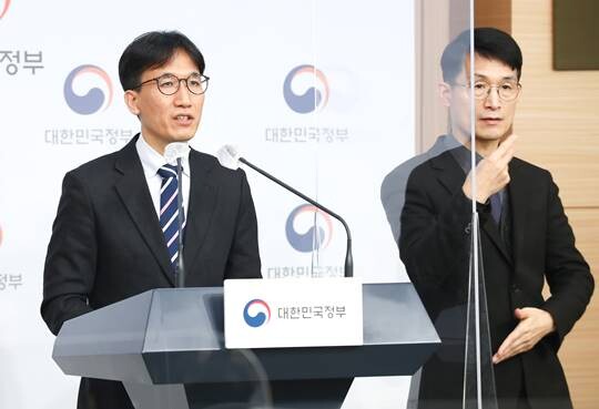 27일 오후 서울 종로구 정부서울청사 브리핑룸에서 전병목 국민연금 재정추계전문위원회 위원장이 국민연금 재정추계 시산결과를 발표하고 있다. 사진=임준선 기자