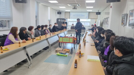 ‘안전 나르미카’ 전달 모습. 사진=김해시 제공
