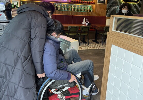 이동형경사로 시범운영 모습. 사진=김해시 제공