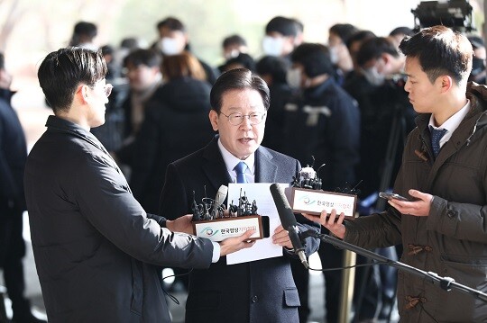 28일 오전 서울 서초구 서울중앙지방검찰청에 출석하며 입장을 말하고 있는 이재명 더불어민주당 대표. 사진=박은숙 기자