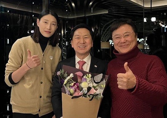 왼쪽부터 배구선수 김연경, 김기현 국민의힘 의원, 가수 남진. 사진=김기현 의원 페이스북