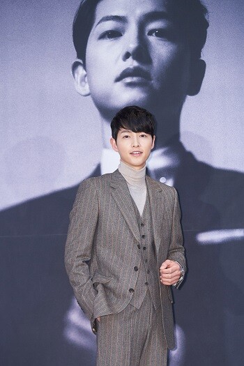 배우 송중기(38)가 연인으로 알려진 영국 출신 배우 케이티 루이즈 사운더스(39)와의 재혼과 2세 소식을 30일 알렸다. 사진= CJ ENM 제공