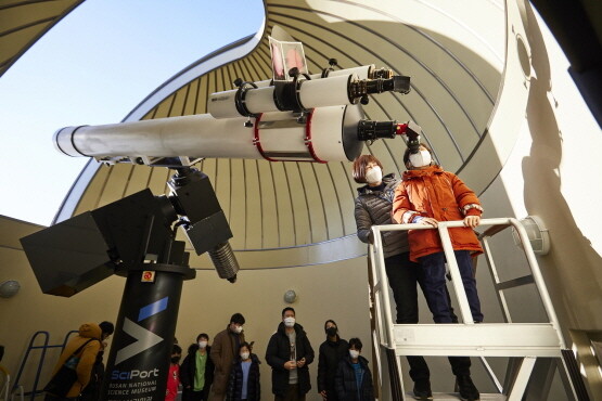 천체관측 프로그램 진행 모습. 사진=국립부산과학관 제공