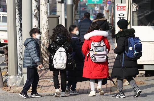 서울의 한 초등학교 앞에서 학생들이 하교하는 모습. 사진=연합뉴스