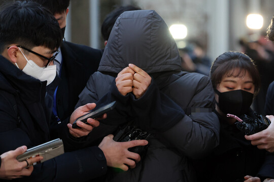 공금 115억 원을 횡령한 혐의로 구속된 강동구청 공무원 김 아무개 씨가 지난해 2월 3일 오전 서울 광진경찰서 유치장에서 나와 검찰로 송치되고 있다. 사진=연합뉴스