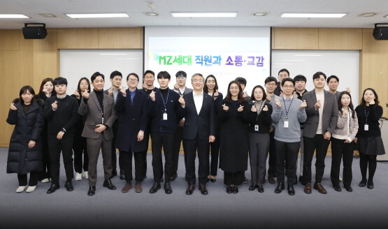 MZ세대 직원들과 함께 한 김종호 기술보증기금 이사장(앞줄 가운데). 사진=기술보증기금 제공