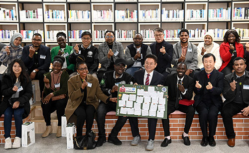 영남대 박정희새마을대학원 외국인 유학생들이 6일 경북도청을 방문해 이철우 지사와 기념촬영을 하고 있다. 사진=경북도 제공