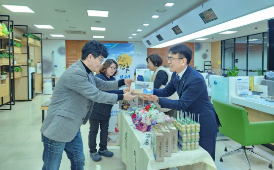 김갑문 지부장(우측 첫 번째)이 고객에게 사은품을 전달하는 모습. 사진=경남농협 제공