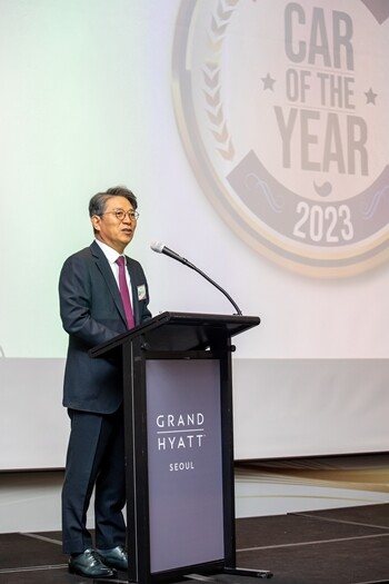 한국자동차전문기자협회 '2023 대한민국 올해의 차' 시상식에서 '올해의 인물'에 선정된 곽재선 쌍용자동차 회장이 수상 소감을 발표하고 있다. 사진=한국자동차전문기자협회