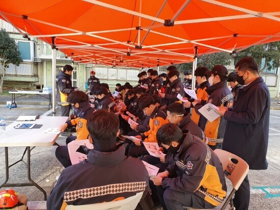 재건축아파트 활용 방화문 개방 훈련교육 장면. 사진=경남도 제공