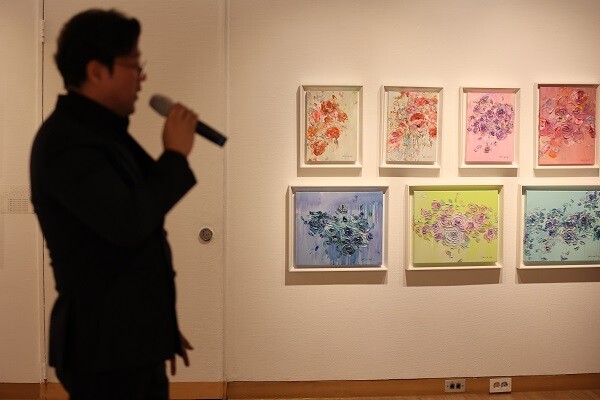 21일 배성예 초대전 '삶의 편린'에서 테너 박민제가 축가를 부르고 있다. 사진=남경원 기자
