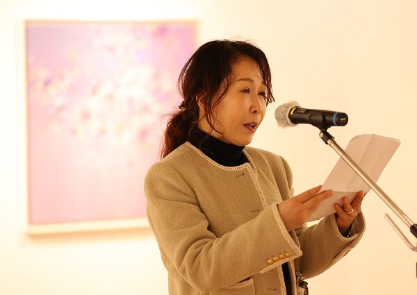 21일 화가 배성예가 자신의 초대전 '삶의 편린'에 대한 소회를 밝히고 있다. 사진=남경원 기자
