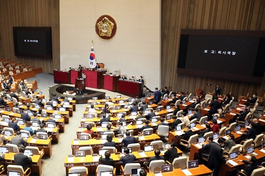 2월 24일 서울 여의도 국회에서 열린 본회의에서 이재명 더불어민주당 의원에 대한 체포동의안이 보고되고 있다. 사진=박은숙 기자