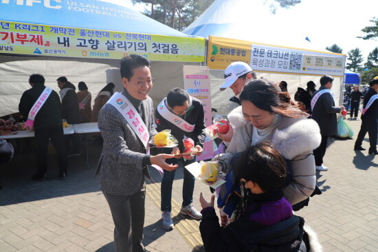 김주양 본부장이 고향사랑기부제 홍보 캠페인을 펼치는 모습. 사진=경남농협 제공