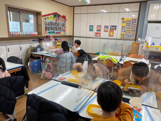 초등학교 돌봄교실 이용 학생 도시락 제공 장면. 사진=김해시 제공