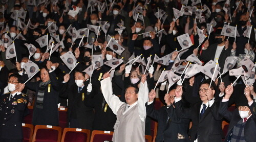 유정복 인천광역시장이 제104주년 3.1절인 1일 인천문화예술회관에서 열린 3.1절 기념식에서 내빈들과 만세삼창을 하고 있다. 사진=인천시 제공