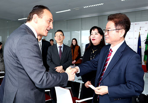 이철우 경북지사가 지난 2일 이탈리아 피에몬테주 알베르토 치리오(Alberto Cirio) 주지사와 악수를 하고 있다. 이들은 양 지역 간 교류 협력을 위해 다양한 의견을 교환했다. 사진=경북도 제공