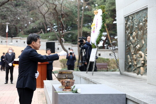 수원 팔달산에 있는 ‘3·1독립운동기념탑’을 찾은 김동연 경기도지사. 사진=경기도청 제공