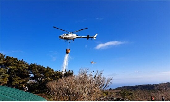 임차헬기 산불 진화 장면. 사진=부산시 제공