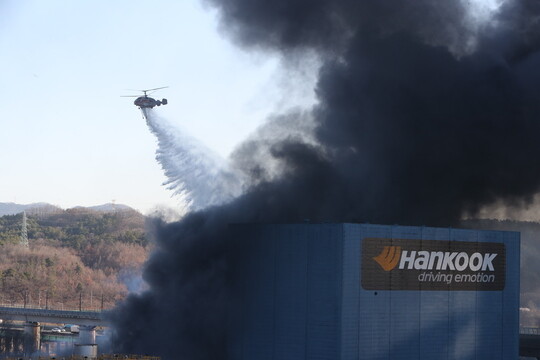 13일 오전 대전 대덕구 목상동 한국타이어 공장 화재를 진압 중인 헬기가 화재 현장 상공에서 물을 뿌리고 있다. 사진=연합뉴스